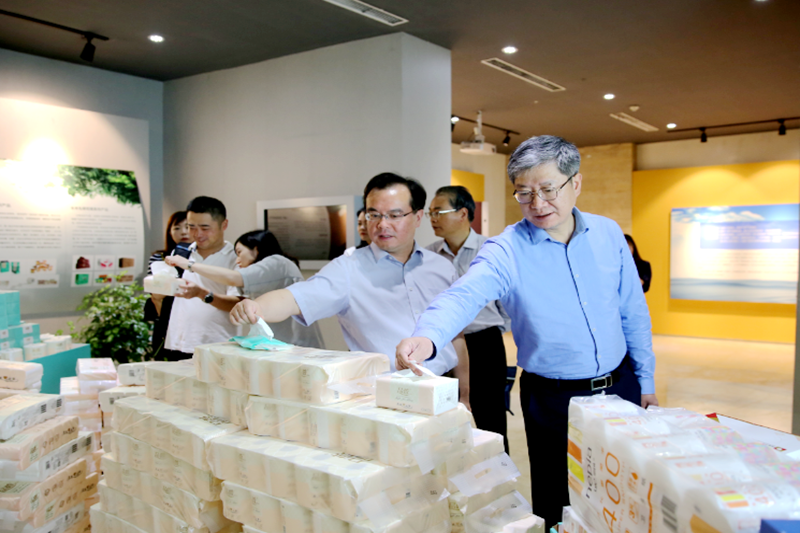 2019年 5月22日，时任浙江省社会组织综合党委专职副书记、省民政厅社会组织管理局局长蔡国华莅临云顶国际集团纸业调研企业发展情况和党建工作